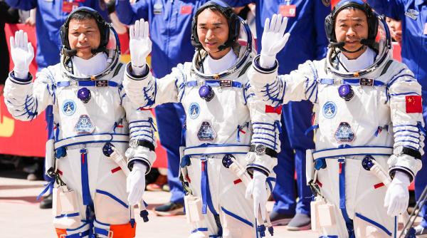 trei astronauti chinezi au ramas blocati in spatiu dupa ce capsula lor a fost lovita de un obiect misterios