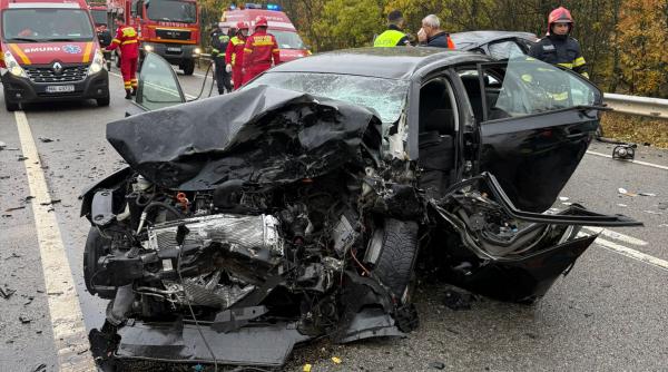 doi oameni au murit intr un accident langa craiova doua masini s au izbit frontal martorii spun ca un sofer s ar fi jucat pe telefon
