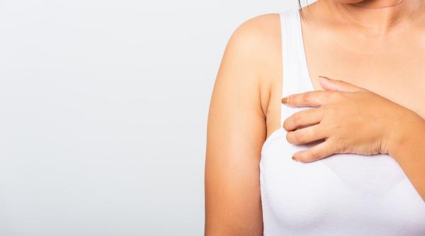 o femeie a ajuns la spital dupa ce a inceput sa secrete lapte prin axile