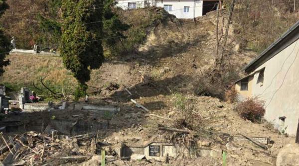 un cimitir din sighisoara a luat o la vale dupa ce un localnic si a facut o canalizare suspendata ilegala exista morminte afectate