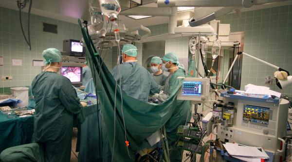 medicii i au scos o parte din plaman unei femei diagnoslticate cu cancer apoi si au dat seama ca au gresit si ca avea pneumonie