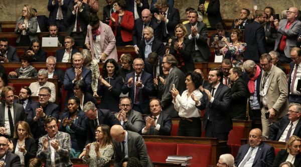 Parlamentul francez a decis suspendarea impopularei reforme a pensiilor, lege intens promovată de Emmanuel Macron