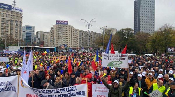 protest in piata victoriei mii de oameni ies in strada nemultumiti de salariile mici austeritate si disponibilizarile anuntate