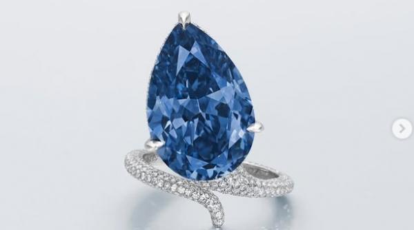 Un inel cu un diamant albastru s-a vândut la licitație cu 25 de milioane de dolari
