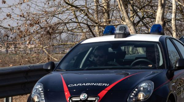 un roman din italia care isi spiona sotia cu gps ul a aruncat benzina pe femeie in plina strada apoi s a predat carabinierilor