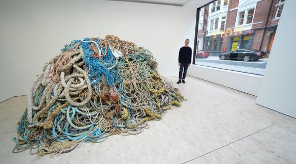 a adunat o gramada de funie veche pe care o vinde cu peste 1 milion de euro aceasta este arta