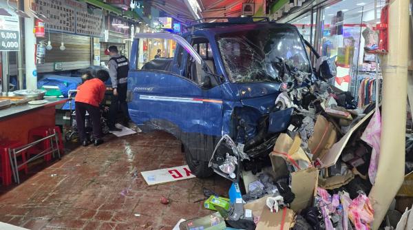 doi morti si 18 raniti dupa ce un camion a intrat in multime intr o piata din coreea de sud soferul spune ca nu i a lovit intentionat