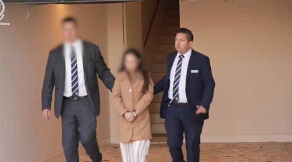 politia a arestat o ghicitoare acuzata ca a pus la cale o escrocherie de 40 de milioane de euro cum isi pacalea victimele