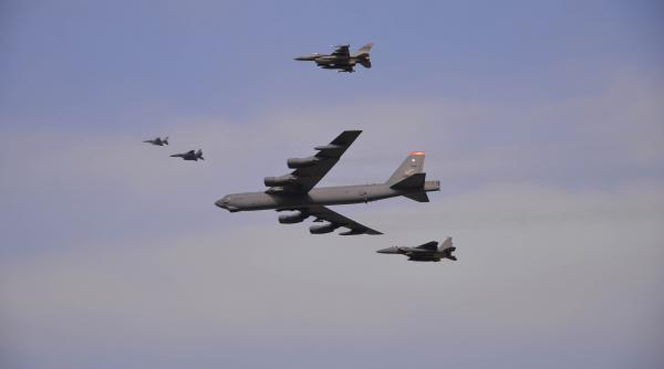 SUA au exersat atacuri din bombardier nuclear B-52H la 50 km de granița cu Rusia