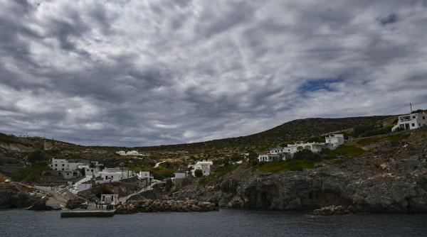 o insula greceasca ii plateste cu 18 000 de euro pe cei care doresc sa se mute acolo are scoala si cafenea si doar 24 de locuitori