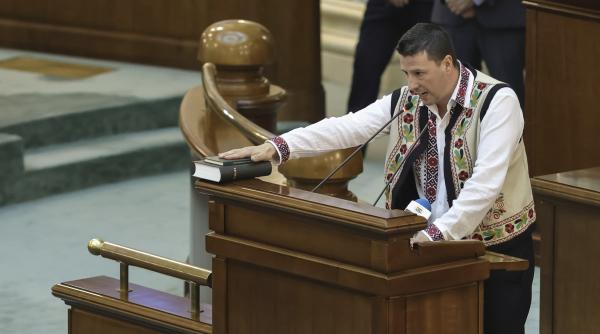 surse cel mai chiulangiu senator este anchetat pentru furt a luat dintr un hotel un rucsac si a plecat cu el