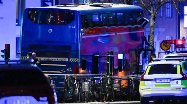 Un autobuz a intrat într-o stație plină cu călători, în Suedia. Poliția confirmă că sunt morți și răniți