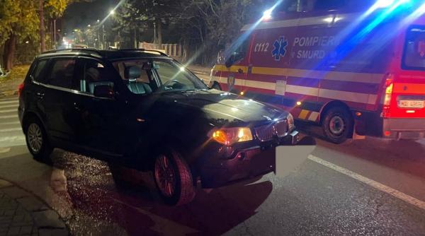 Accident grav în Botoşani: O femeie a fost lovită de o maşină pe trecerea de pietoni şi a rămas blocată sub autoturism