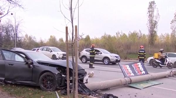 Accident grav în București: șoferiță a rupt un stâlp de iluminat în Pipera, circulația blocată