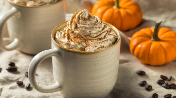 Băutura care a transformat o istorie întunecată într-un fenomen global: Cum a cucerit "Pumpkin Spice Latte" o ţară întreagă
