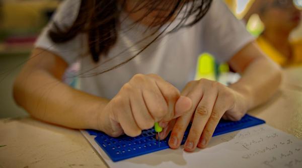Elevii nevăzători din Coreea de Sud stau până la 13 ore pentru a rezolva cel mai dur examen al vieţii lor
