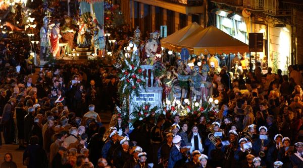 in timp ce restul lumii e cu gandul la craciun un oras din italia se pregateste de paste ce se ascunde in spatele obiceiului