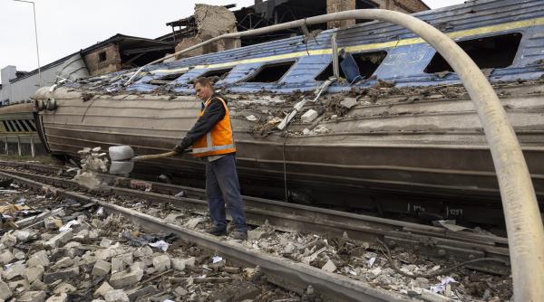 Trenurile, noua țintă a Rusiei în Ucraina: „Lovesc exact acolo unde se adună oamenii. În curând nu vom mai avea cu ce circula”