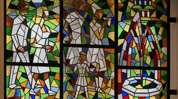 momentul in care un politician italian se impiedica pe scari si sparge cu capul un vitraliu istoric