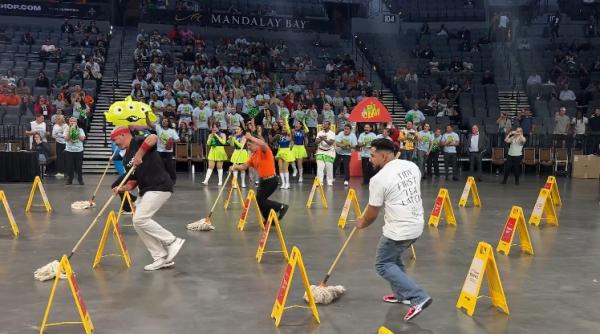 Olimpiada oamenilor de serviciu: Cine dă mai repede cu mopul și face patul perfect câștigă. Imaginile au devenit virale