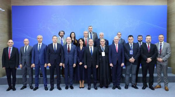 Șoșoacă s-a fotografiat alături de Medvedev, la Soci. Fostul președinte rus i-ar fi lăudat discursul: „Briliant”