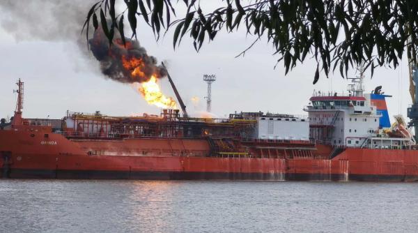 nava care arde langa plauru este sub pavilion turcesc la bord se afla 4 000 de tone de gpl