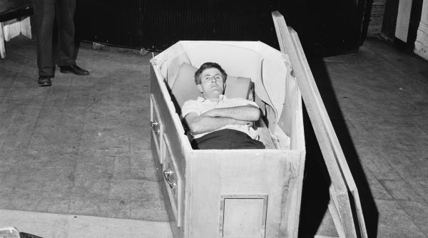 povestea barbatului care a stat 61 de zile intr un sicriu ingropat de viu a crezut ca asta o sa l faca faimos si bogat