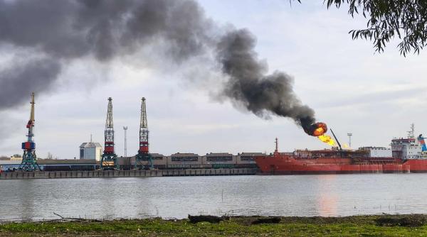 rusii au atacat cu drone portul izmail la granita cu romania o nava care transporta motorina a fost lovita si a luat foc