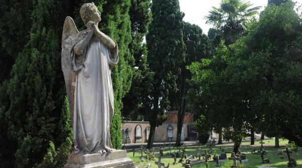 Scandal în Italia cu angajatul unui cimitir care s-a fotografiat cu un cadavru exhumat ca să-și distreze prietenii