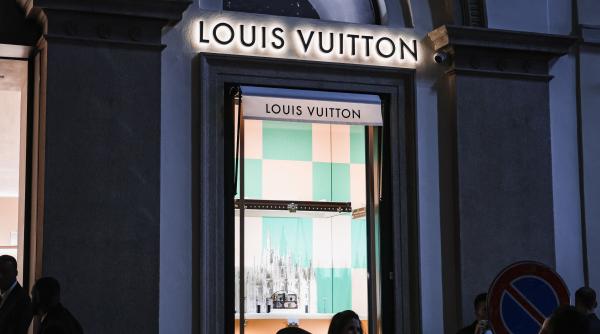 Trei hoți au spart cu mașina magazinul Louis Vuitton din Roma ca să fure din interior gențile