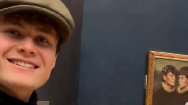 un nou incident arata cat de usor se trece peste sistemul de securitate de la luvru doi tineri si au agatat portretul langa gioconda