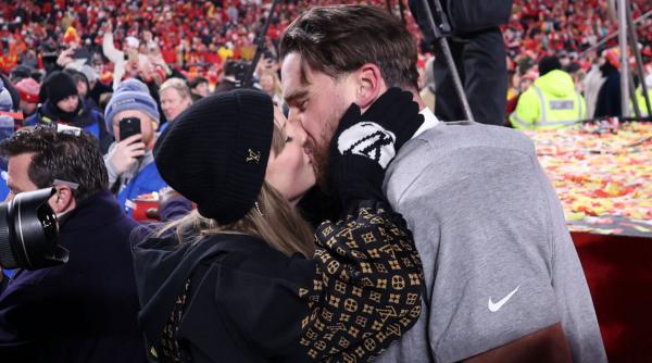 cuvantul anului 2025 desemnat de dictionarul cambridge ce inseamna parasocial are legatura cu celebritatile