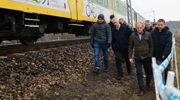 doi ucraineni recrutati de rusia suspecti in explozia de pe calea ferata din polonia anuntul lui donald tusk