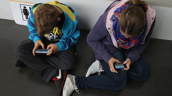 Obiceiul enervant pe care l-am dobândit cu toții în ultimii ani are acum și un nume: Phubbing. Ce să faci dacă îți strică relațiile