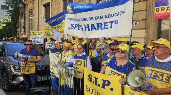 profesorii vor protesta miercuri la ministrul educatiei acuza ca in spatele usilor inchise se discuta iar taierea salariilor