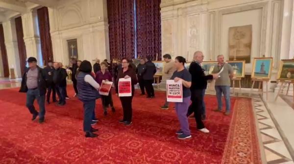 Protest la Parlament înainte să se voteze Pachetul 2 de austeritate. Angajații sunt nemulțumiți că li se vor tăia salariile cu 10%