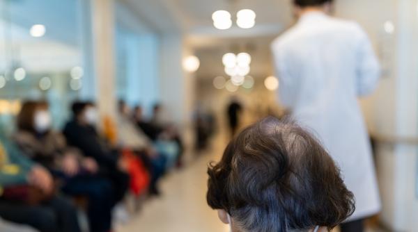 Studiu: Peste 80% dintre tinerii medici se tem să refuze gărzi neplătite, iar aproape jumătate nu au încredere în pregătirea lor