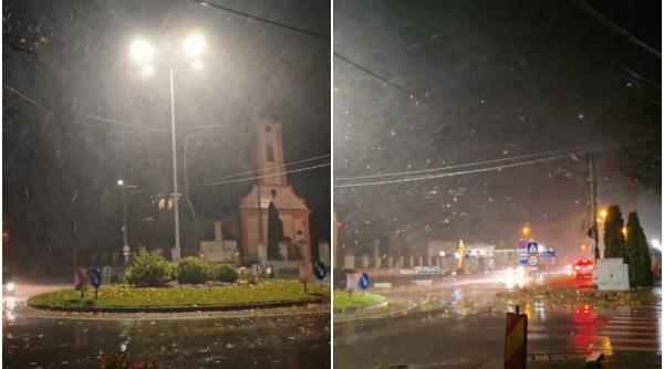 Vijeliile au luat pe sus acoperișuri, în Brașov. În Băile Felix a plouat puternic 30 de minute cu tunete și fulgere, ca în iulie