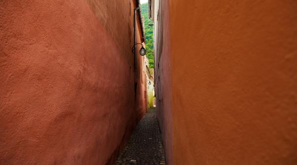 Celebra Strada Sforii din Brașov s-a închis. Devenise un pericol pentru trecători
