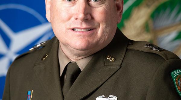 Nicușor Dan a decorat un general american pentru „sprijinul deosebit” acordat Armatei Române. Cine este Matthew J. Van Wagenen
