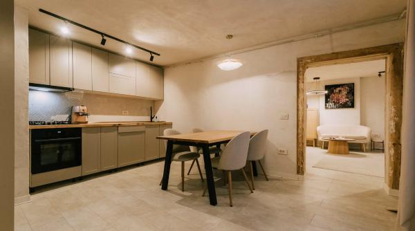 Prima tranzacţie imobiliară din România plătită în criptomonede, la Brașov: Cum arată apartamentul din centru cumpărat cu euro virtuali