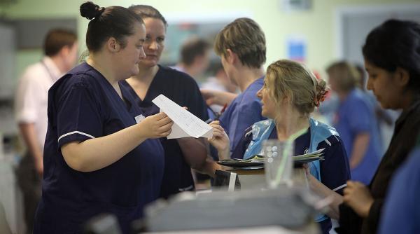 50.000 de asistente medicale vor părăsi Marea Britanie. Planurile lui Farage lovesc în români și alți migranți din sistemul de sănătate
