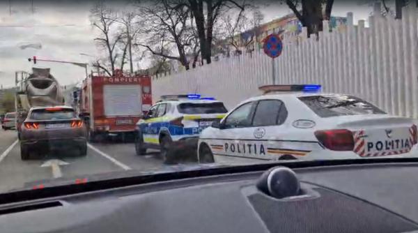 Alertă la un liceu din Bucureşti, după ce s-a simţit miros de gaze. Sute de elevi, dar şi zeci de profesori au fost evacuaţi