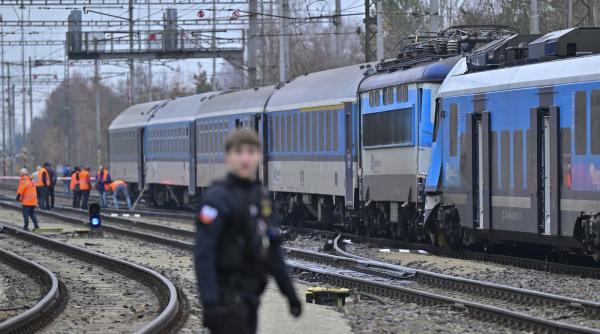 Două trenuri de călători s-au ciocnit în Cehia: Cel puţin 42 de oameni au fost răniţi. Care este cauza accidentului feroviar