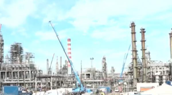 Termenul de vânzare a rafinăriei Lukoil expiră în 24 de ore. Viitorul a 2.000 de angajați e incert: „Așteptăm, nu știm”