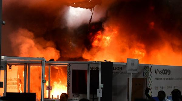 "Flăcările urcau spre tavan. Oamenii țipau". Panică la COP30, un incendiu puternic a izbucnit în clădirea unde avea loc summitul