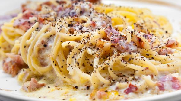 Italia a cerut o anchetă după ce un sos „fake” de carbonara, produs de Delhaize, a apărut într-un supermarket din Parlamentul European