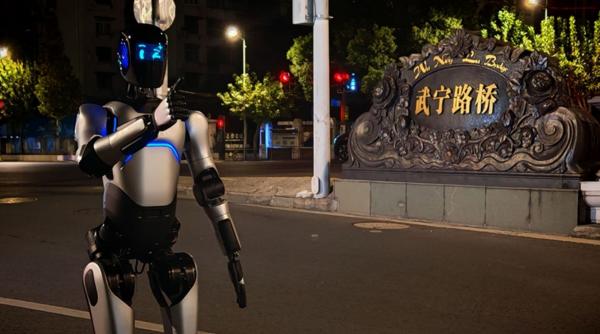 Record mondial atins de un robot umanoid. A mers pe jos 106 km fără oprire, de la Suzhou la Shanghai: „Am nevoie de pantofi noi”