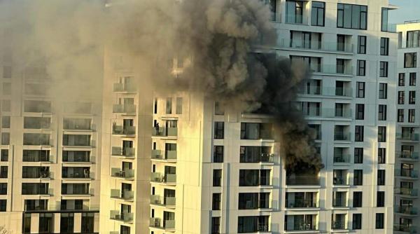 Incendiu la un bloc în București. „Sunt degajări mari de fum”. Cel puțin 6 persoane duse la spital cu arsuri sau intoxicate cu fum