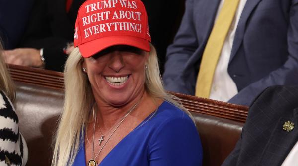 Marjorie Taylor Greene, odinioară o loială partizană MAGA, și-a anunțat plecarea din Congres. Trump o numește „trădătoare”